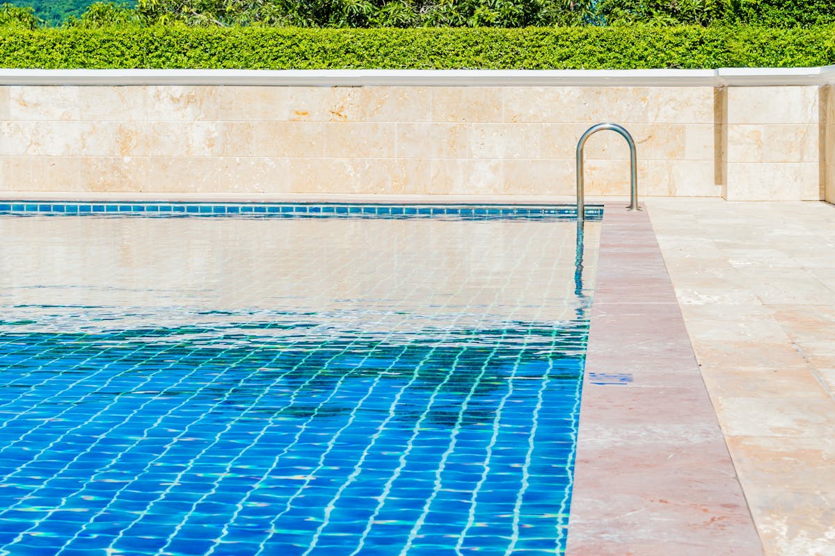 Équipe HC Piscines au travail