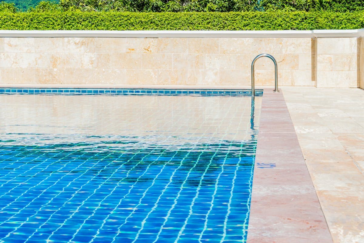 Équipe HC Piscines au travail